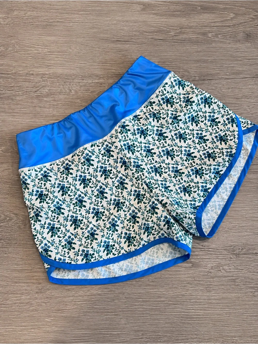 TUCKERNUCK Sport Floral Running Shorts Tennis Blue White Lined Small NWOT